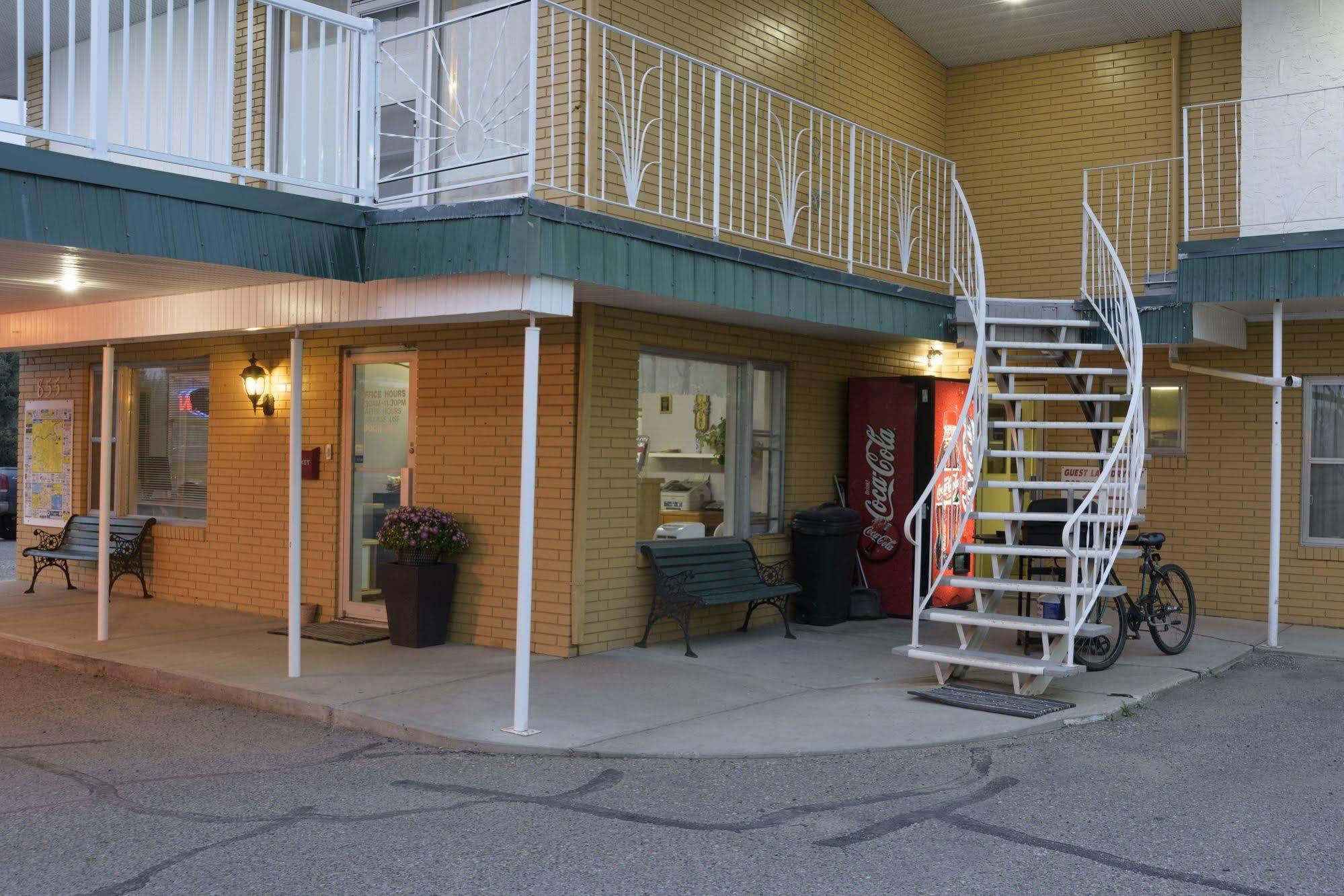 Sun-Dek Motel Medicine Hat Extérieur photo