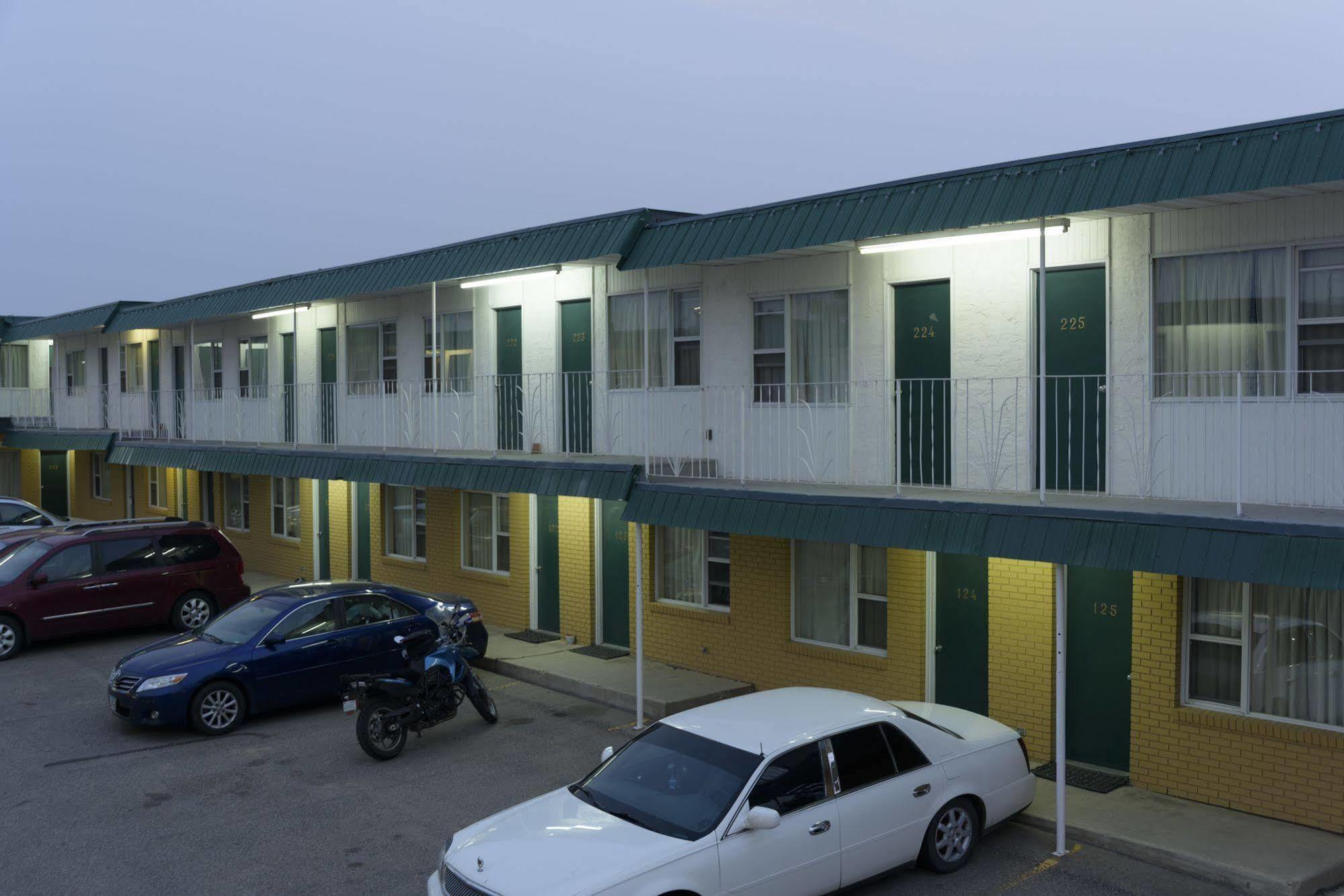 Sun-Dek Motel Medicine Hat Extérieur photo